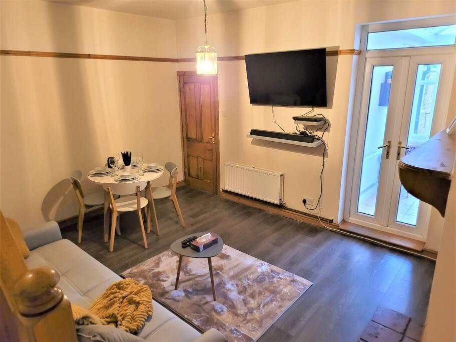 Nice 4-Bedroom Vacation Home With Indoor Fireplace Wellington  Ngoại thất bức ảnh