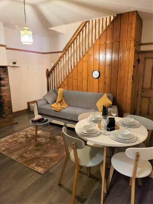 Nice 4-Bedroom Vacation Home With Indoor Fireplace Wellington  Ngoại thất bức ảnh
